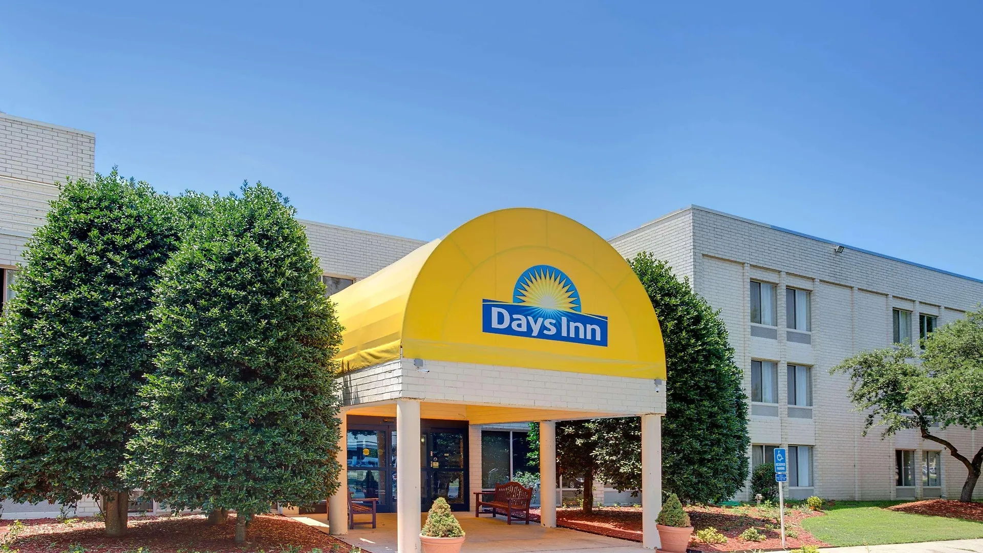 Days Inn By Wyndham Newport News City Center Oyster Point Hotel