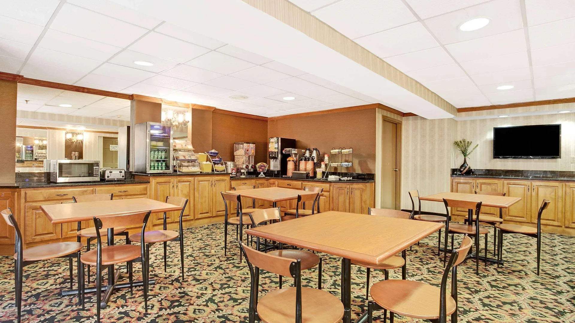 Days Inn By Wyndham Newport News City Center Oyster Point 0*,  США