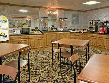 Days Inn By Wyndham Newport News City Center Oyster Point Отель